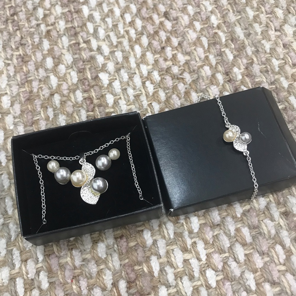 Avon Opposites Attract 3 piece Jewelry gift set